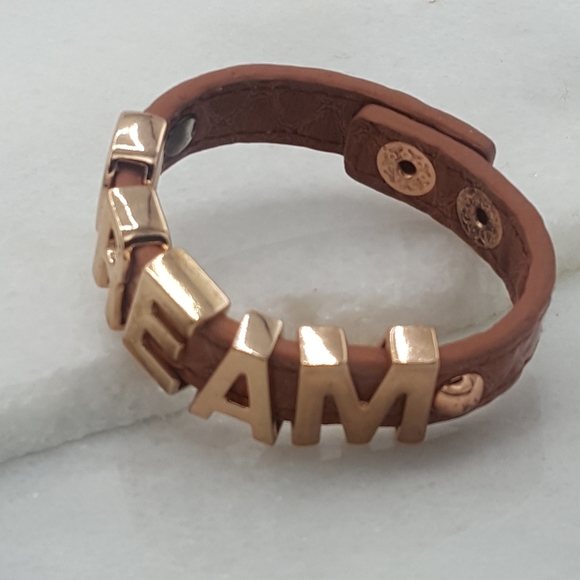 NWOT BCBGeneration Ginger Leather with Rose Gold "Dream" Text on snap Bracelet - Picture 2 of 4
